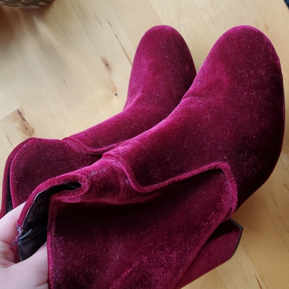 Velvety dark red heeled boots - Picture 2 of 4